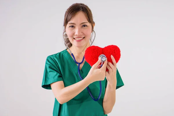 Médico Con Estetoscopio Examinando Corazón Rojo —  Fotos de Stock