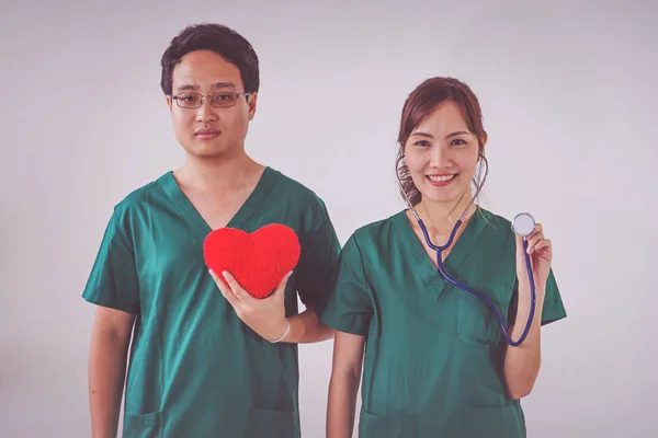 Médico Com Estetoscópio Examinando Coração Vermelho — Fotografia de Stock