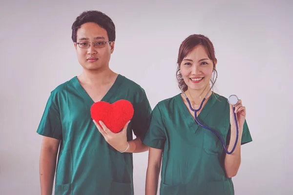 Médico Con Estetoscopio Examinando Corazón Rojo —  Fotos de Stock