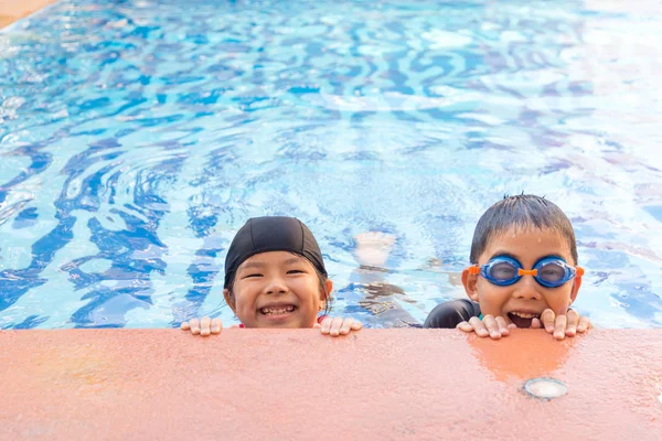 Ung Pojke Och Flicka Simning Poolen — Stockfoto