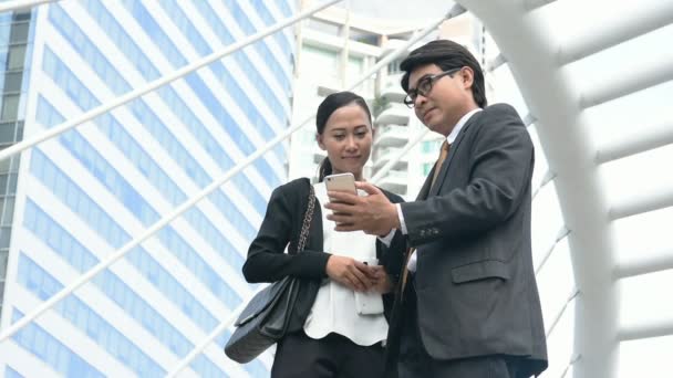 Business Team Dat Werkt Stad Zoek Naar Een Mobiele Telefoon — Stockvideo