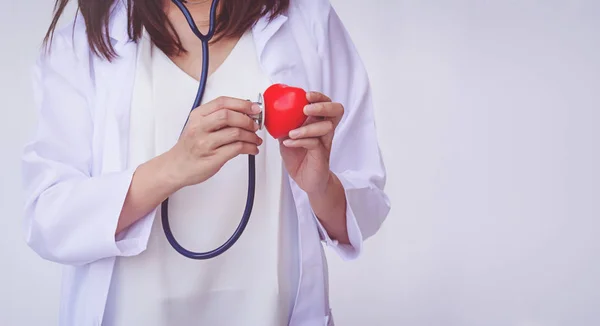 Médico Con Estetoscopio Examinando Corazón Rojo — Foto de Stock