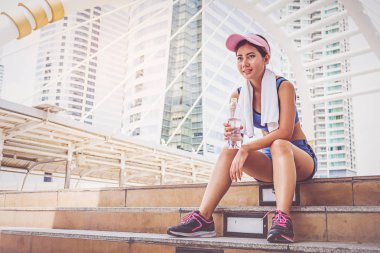 Genç kadın çalışan ve içme suyu