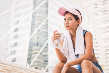Genç kadın çalışan ve içme suyu
