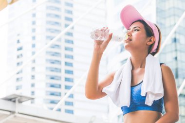 Genç kadın çalışan ve içme suyu