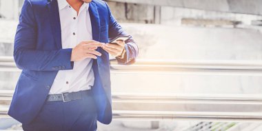 işadamı city adlı smartphone kullanarak takım elbiseli