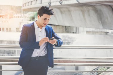 işadamı city adlı smartphone kullanarak takım elbiseli