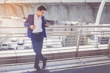 işadamı city adlı smartphone kullanarak takım elbiseli