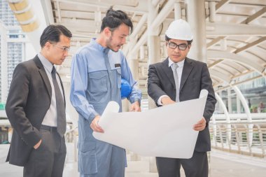 İş Yöneticisi ve mühendis toplantı proje inşaat sahasında