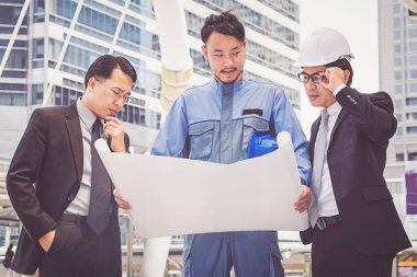 İş Yöneticisi ve mühendis toplantı proje inşaat sahasında