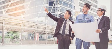 İş Yöneticisi ve mühendis toplantı proje inşaat sahasında