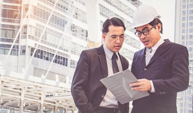 İşadamları inşaat proje planlama 