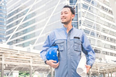 iş yerinde bir mühendis portresi