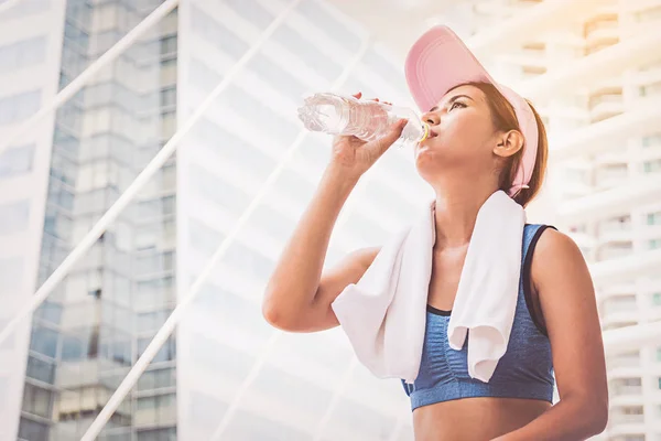 Jeune Femme Courant Eau Potable — Photo