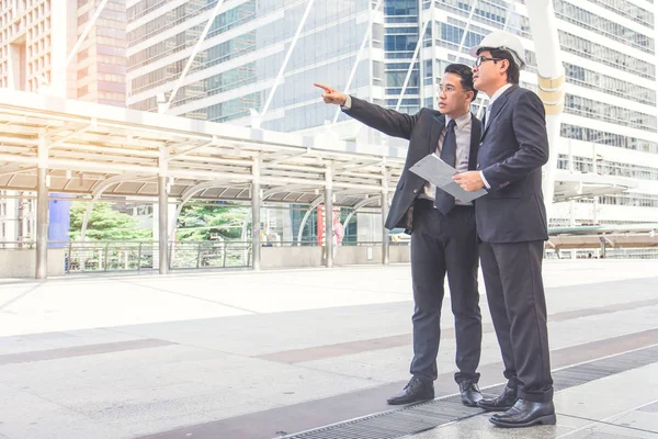 İşadamları inşaat proje planlama 