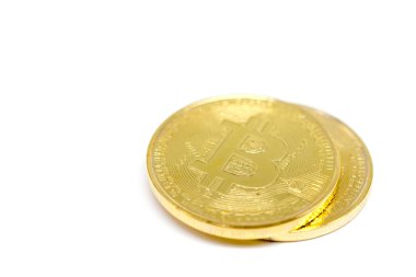 Beyaz zemin üzerine altın bitcoin