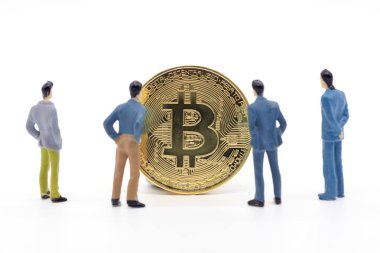 Minyatür işadamı ve beyaz arka plan üzerinde Bitcoin