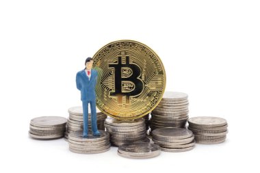 Minyatür işadamı ve beyaz arka plan üzerinde Bitcoin