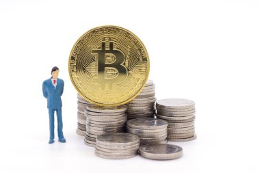 Minyatür işadamı ve beyaz arka plan üzerinde Bitcoin