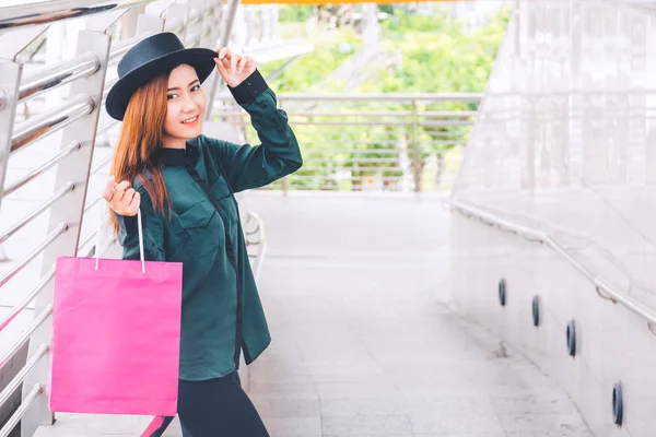 快乐的女人与购物袋享受购物 妇女购物 生活方式概念 — 图库照片