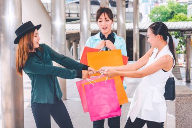 Mutlu kadın alışveriş torbaları alışveriş ve zevk ile. Alışveriş, kadınların yaşam tarzı kavramı