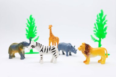  Beyaz arka plan üzerinde plastik hayvan oyuncaklar izole hayvan Afrika modeli