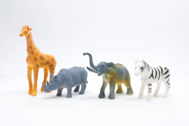  Beyaz arka plan üzerinde plastik hayvan oyuncaklar izole hayvan Afrika modeli
