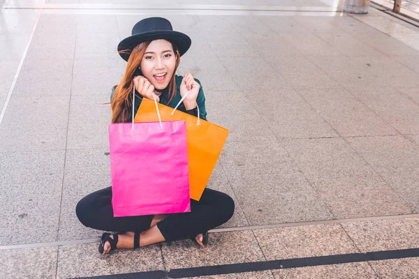 Ευτυχισμένη Γυναίκα Τσάντες Αγορών Απολαμβάνοντας Ψώνια Γυναίκες Πολυτελείας Αντίληψη Του — Φωτογραφία Αρχείου