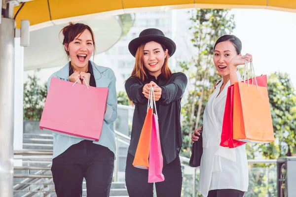 快乐的女人与购物袋享受购物 妇女购物 生活方式概念 — 图库照片
