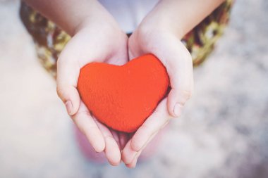 Küçük çocuk kalp tutan eller 