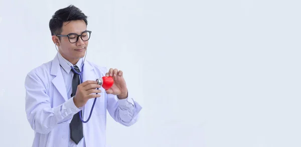 Médico Com Estetoscópio Examinando Coração Vermelho — Fotografia de Stock