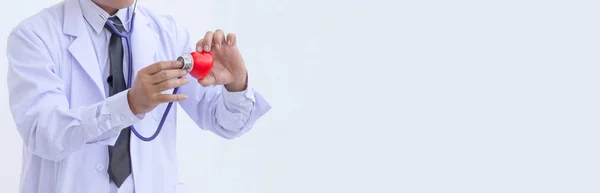 Arzt Mit Stethoskop Untersucht Rotes Herz — Stockfoto