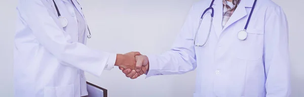 Två Läkare Skaka Händerna Medicinsk Handslag — Stockfoto