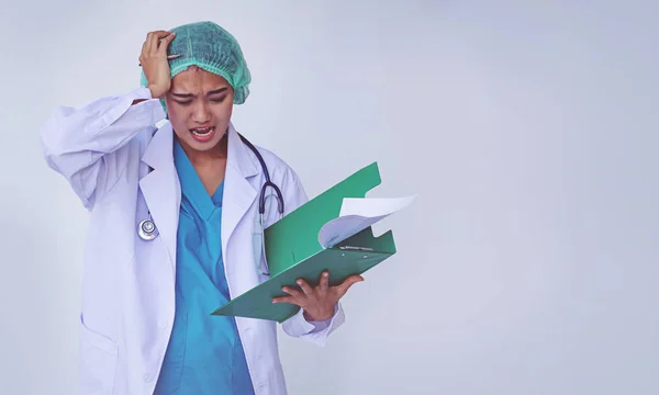 Dores Cabeça Médico Trabalhar Duro Estressante Fundo Branco — Fotografia de Stock