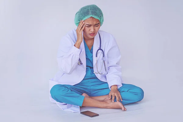 Mal Testa Medico Dal Lavoro Duro Stressante Sfondo Bianco — Foto Stock