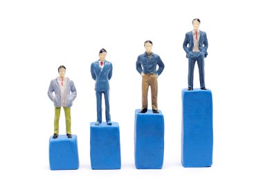 Minyatür işadamı ve grafik üzerinde beyaz arka plan, iş büyüme kavramı