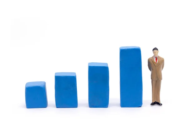 Miniatur Geschäftsmann Und Grafik Auf Weißem Hintergrund Geschäftswachstums Konzept — Stockfoto