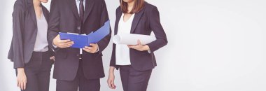 İş Yöneticisi ve mühendis toplantı proje inşaat sahasında