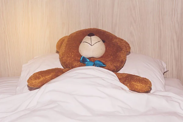 Медведь Тедди Лежит Кровати — стоковое фото
