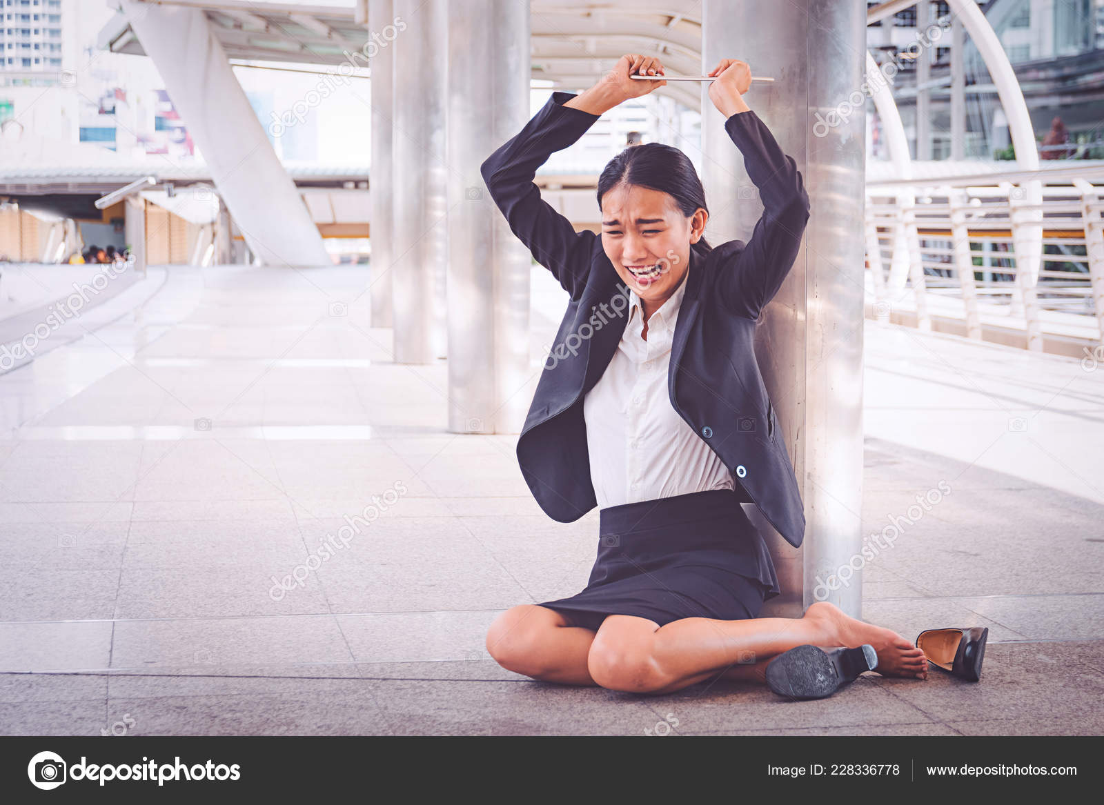 https://st4.depositphotos.com/3447011/22833/i/1600/depositphotos_228336778-stock-photo-young-depressed-businesswoman-sitting-floor.jpg