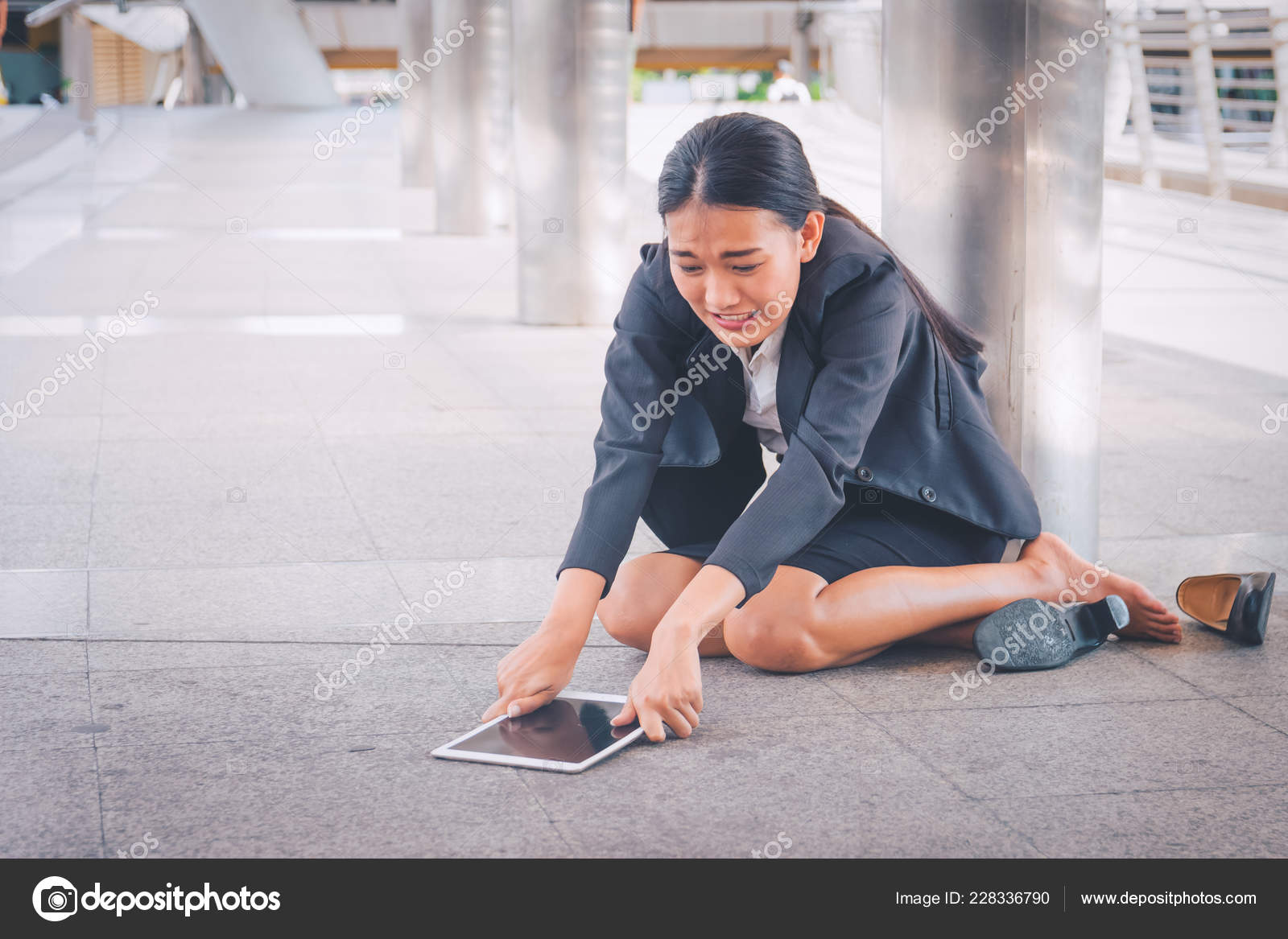 https://st4.depositphotos.com/3447011/22833/i/1600/depositphotos_228336790-stock-photo-young-depressed-businesswoman-sitting-floor.jpg