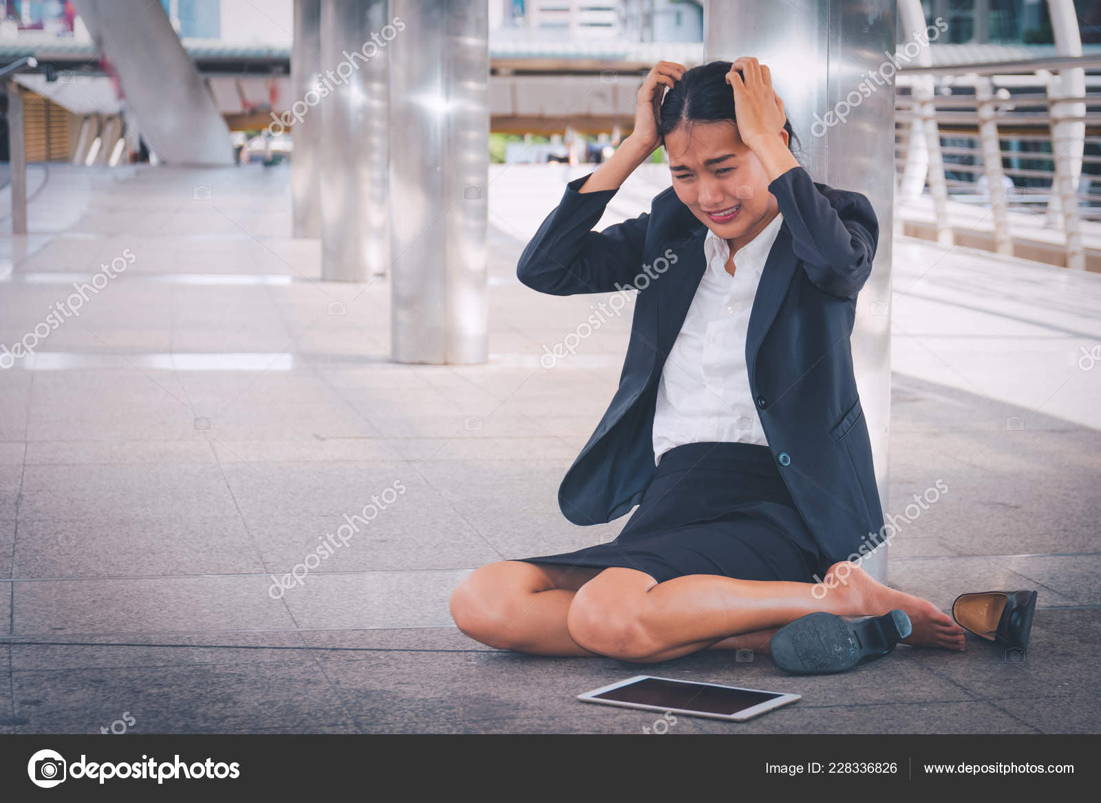 https://st4.depositphotos.com/3447011/22833/i/1600/depositphotos_228336826-stock-photo-young-depressed-businesswoman-sitting-floor.jpg