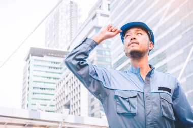 iş yerinde bir mühendis portresi