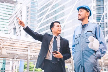 İş Yöneticisi ve mühendis toplantı proje inşaat sahasında