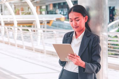 işkadını city adlı smartphone kullanarak takım elbiseli