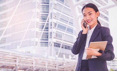 işkadını city adlı smartphone kullanarak takım elbiseli