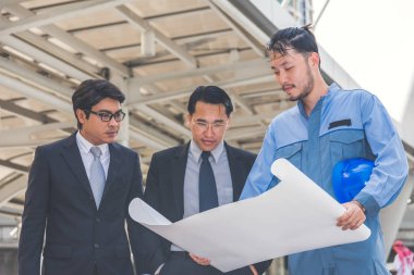 İş Yöneticisi ve mühendis toplantı proje inşaat sahasında