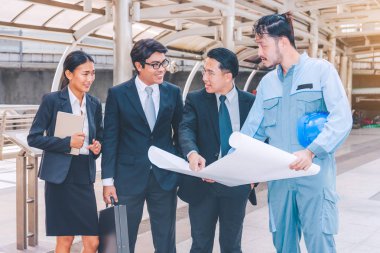 İş Yöneticisi ve mühendis toplantı proje inşaat sahasında