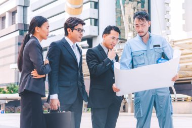 İş Yöneticisi ve mühendis toplantı proje inşaat sahasında