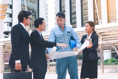 İş Yöneticisi ve mühendis toplantı proje inşaat sahasında